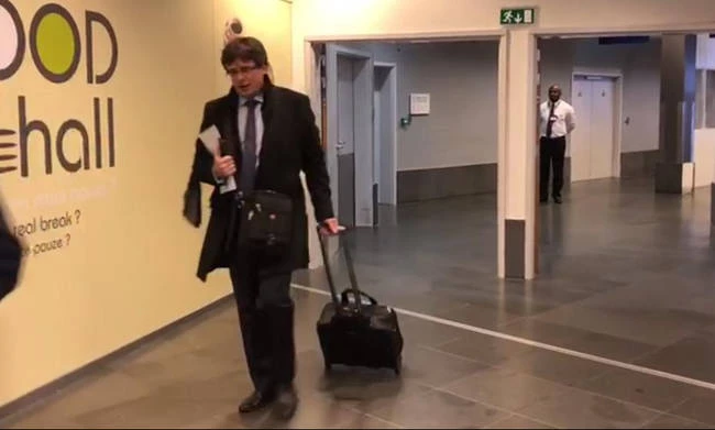 Στη Δανία μεταβαίνει ο Πουτζντεμόν – Να συλληφθεί κατά την άφιξη του ζητά η Ισπανία (βίντεο)